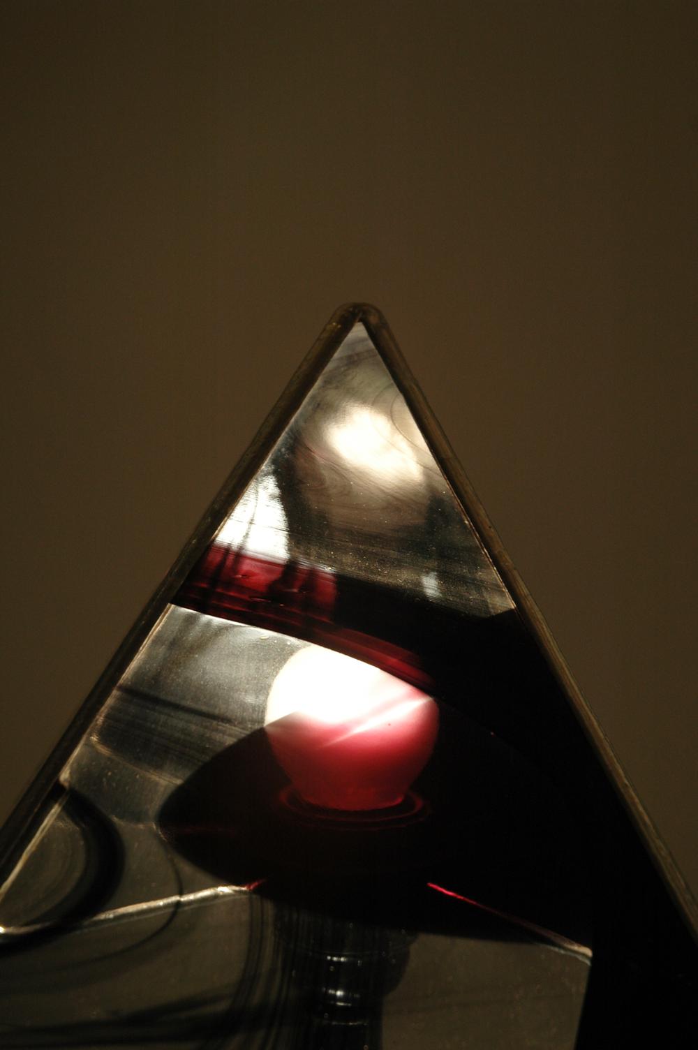 Formes classiques mais vitraux noirs très singuliers pour cette lampe de chevet ou de bureau.